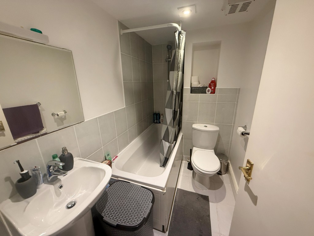 Lot: 61 - BLOCK OF FIVE FLATS FOR INVESTMENT IN TOWN CENTRE - Flat 2 bathroom